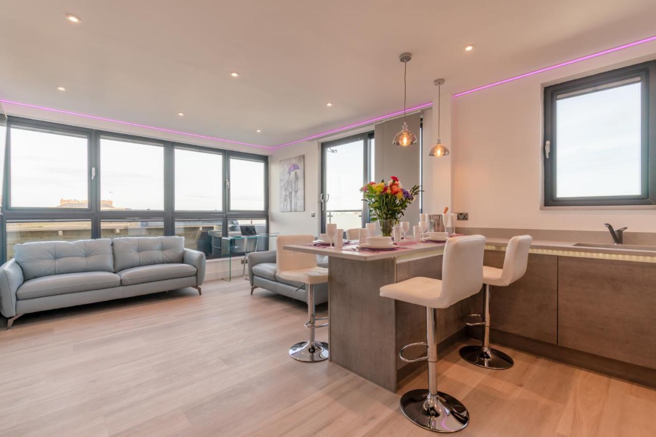 Penthouse With Hot Tub & Views 22 Cheltenham